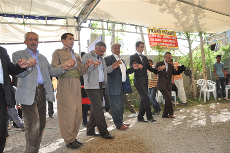 Yüksekova'da 28.29.05.2011 tarihleri arasında evlenen çiftleri sizler için sayfamıza taşıdık. Yüksekova Güncel olarak tüm çiftlerimize mutluluklar dileriz. Foto: Yaşar Kaplan