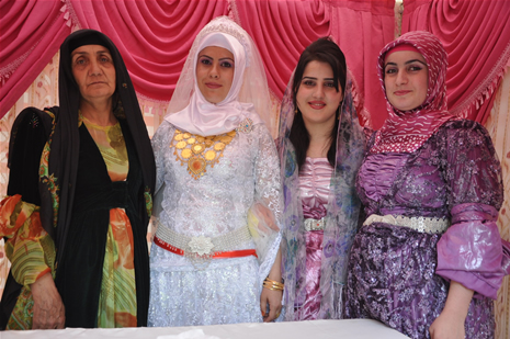 Yüksekova'da 28.29.05.2011 tarihleri arasında evlenen çiftleri sizler için sayfamıza taşıdık. Yüksekova Güncel olarak tüm çiftlerimize mutluluklar dileriz. Foto: Yaşar Kaplan