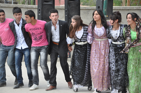 Yüksekova'da 28.29.05.2011 tarihleri arasında evlenen çiftleri sizler için sayfamıza taşıdık. Yüksekova Güncel olarak tüm çiftlerimize mutluluklar dileriz. Foto: Yaşar Kaplan