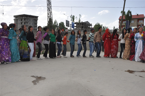 Yüksekova'da 28.29.05.2011 tarihleri arasında evlenen çiftleri sizler için sayfamıza taşıdık. Yüksekova Güncel olarak tüm çiftlerimize mutluluklar dileriz. Foto: Yaşar Kaplan