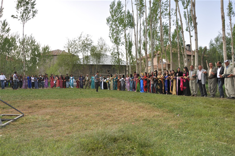 Yüksekova'da 28.29.05.2011 tarihleri arasında evlenen çiftleri sizler için sayfamıza taşıdık. Yüksekova Güncel olarak tüm çiftlerimize mutluluklar dileriz. Foto: Yaşar Kaplan