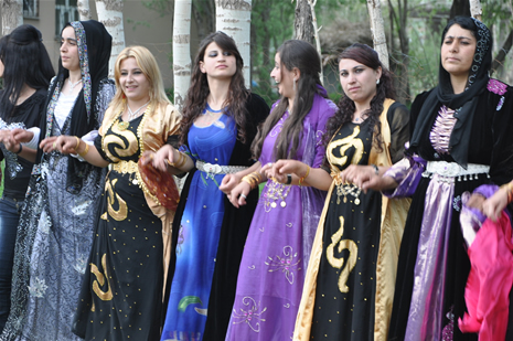 Yüksekova'da 28.29.05.2011 tarihleri arasında evlenen çiftleri sizler için sayfamıza taşıdık. Yüksekova Güncel olarak tüm çiftlerimize mutluluklar dileriz. Foto: Yaşar Kaplan