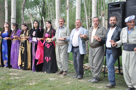 Yüksekova'da 28.29.05.2011 tarihleri arasında evlenen çiftleri sizler için sayfamıza taşıdık. Yüksekova Güncel olarak tüm çiftlerimize mutluluklar dileriz. Foto: Yaşar Kaplan