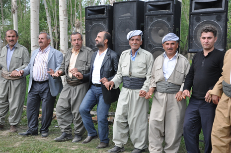 Yüksekova'da 28.29.05.2011 tarihleri arasında evlenen çiftleri sizler için sayfamıza taşıdık. Yüksekova Güncel olarak tüm çiftlerimize mutluluklar dileriz. Foto: Yaşar Kaplan
