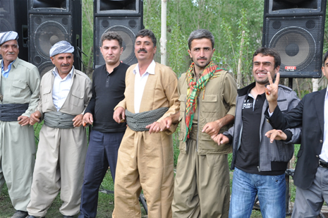 Yüksekova'da 28.29.05.2011 tarihleri arasında evlenen çiftleri sizler için sayfamıza taşıdık. Yüksekova Güncel olarak tüm çiftlerimize mutluluklar dileriz. Foto: Yaşar Kaplan