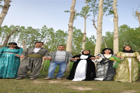 Yüksekova'da 28.29.05.2011 tarihleri arasında evlenen çiftleri sizler için sayfamıza taşıdık. Yüksekova Güncel olarak tüm çiftlerimize mutluluklar dileriz. Foto: Yaşar Kaplan