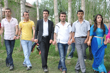 Yüksekova'da 28.29.05.2011 tarihleri arasında evlenen çiftleri sizler için sayfamıza taşıdık. Yüksekova Güncel olarak tüm çiftlerimize mutluluklar dileriz. Foto: Yaşar Kaplan