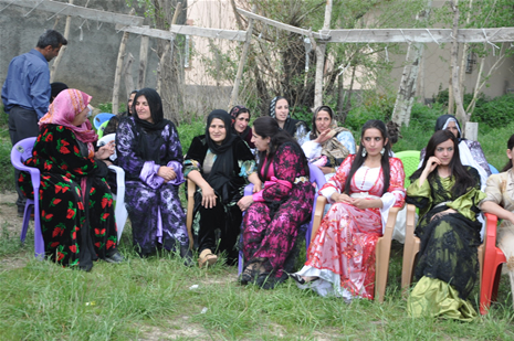 Yüksekova'da 28.29.05.2011 tarihleri arasında evlenen çiftleri sizler için sayfamıza taşıdık. Yüksekova Güncel olarak tüm çiftlerimize mutluluklar dileriz. Foto: Yaşar Kaplan