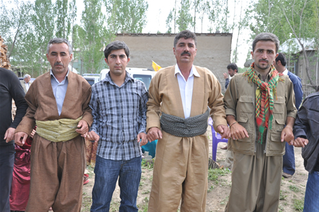 Yüksekova'da 28.29.05.2011 tarihleri arasında evlenen çiftleri sizler için sayfamıza taşıdık. Yüksekova Güncel olarak tüm çiftlerimize mutluluklar dileriz. Foto: Yaşar Kaplan