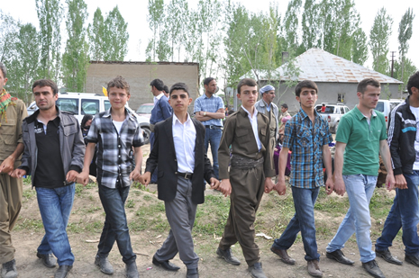 Yüksekova'da 28.29.05.2011 tarihleri arasında evlenen çiftleri sizler için sayfamıza taşıdık. Yüksekova Güncel olarak tüm çiftlerimize mutluluklar dileriz. Foto: Yaşar Kaplan