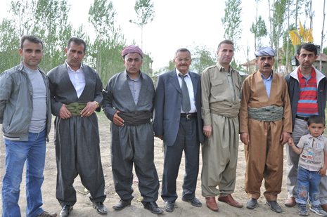 Yüksekova'da 28.29.05.2011 tarihleri arasında evlenen çiftleri sizler için sayfamıza taşıdık. Yüksekova Güncel olarak tüm çiftlerimize mutluluklar dileriz. Foto: Yaşar Kaplan