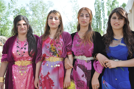 Yüksekova'da 28.29.05.2011 tarihleri arasında evlenen çiftleri sizler için sayfamıza taşıdık. Yüksekova Güncel olarak tüm çiftlerimize mutluluklar dileriz. Foto: Yaşar Kaplan