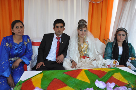 Yüksekova'da 28.29.05.2011 tarihleri arasında evlenen çiftleri sizler için sayfamıza taşıdık. Yüksekova Güncel olarak tüm çiftlerimize mutluluklar dileriz. Foto: Yaşar Kaplan