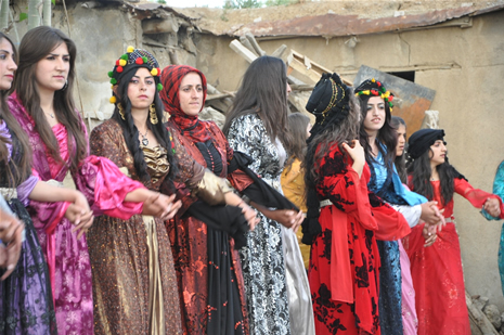 Yüksekova'da 28.29.05.2011 tarihleri arasında evlenen çiftleri sizler için sayfamıza taşıdık. Yüksekova Güncel olarak tüm çiftlerimize mutluluklar dileriz. Foto: Yaşar Kaplan
