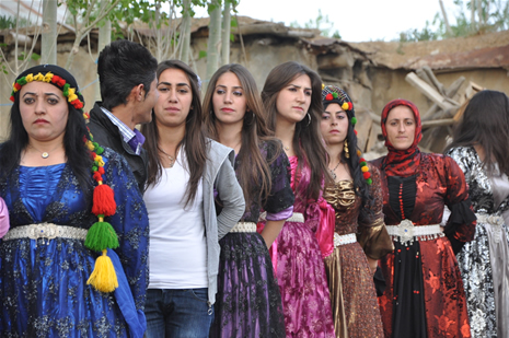 Yüksekova'da 28.29.05.2011 tarihleri arasında evlenen çiftleri sizler için sayfamıza taşıdık. Yüksekova Güncel olarak tüm çiftlerimize mutluluklar dileriz. Foto: Yaşar Kaplan