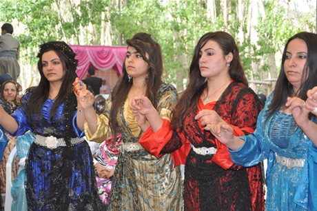 Yüksekova'da 28.29.05.2011 tarihleri arasında evlenen çiftleri sizler için sayfamıza taşıdık. Yüksekova Güncel olarak tüm çiftlerimize mutluluklar dileriz. Foto: Yaşar Kaplan