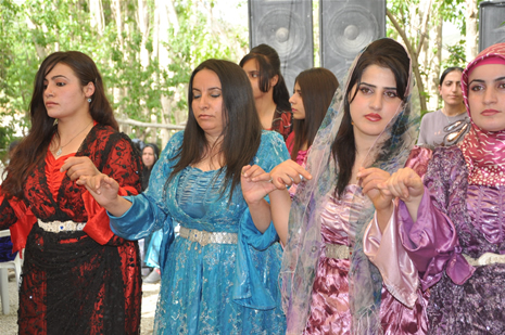 Yüksekova'da 28.29.05.2011 tarihleri arasında evlenen çiftleri sizler için sayfamıza taşıdık. Yüksekova Güncel olarak tüm çiftlerimize mutluluklar dileriz. Foto: Yaşar Kaplan