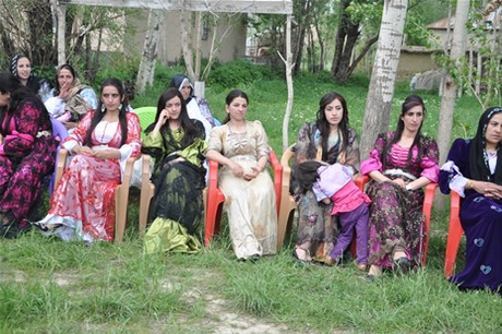 Yüksekova'da 28.29.05.2011 tarihleri arasında evlenen çiftleri sizler için sayfamıza taşıdık. Yüksekova Güncel olarak tüm çiftlerimize mutluluklar dileriz. Foto: Yaşar Kaplan