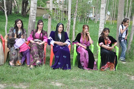 Yüksekova'da 28.29.05.2011 tarihleri arasında evlenen çiftleri sizler için sayfamıza taşıdık. Yüksekova Güncel olarak tüm çiftlerimize mutluluklar dileriz. Foto: Yaşar Kaplan