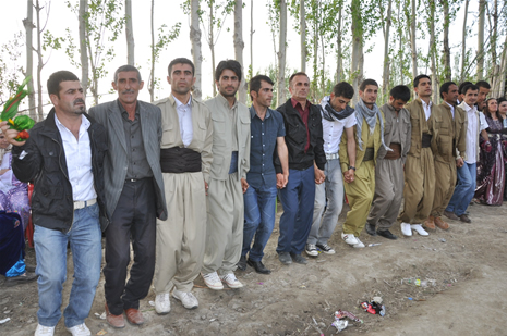 Yüksekova'da 28.29.05.2011 tarihleri arasında evlenen çiftleri sizler için sayfamıza taşıdık. Yüksekova Güncel olarak tüm çiftlerimize mutluluklar dileriz. Foto: Yaşar Kaplan