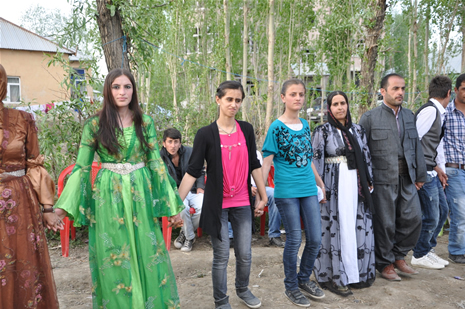 Yüksekova'da 28.29.05.2011 tarihleri arasında evlenen çiftleri sizler için sayfamıza taşıdık. Yüksekova Güncel olarak tüm çiftlerimize mutluluklar dileriz. Foto: Yaşar Kaplan