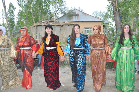 Yüksekova'da 28.29.05.2011 tarihleri arasında evlenen çiftleri sizler için sayfamıza taşıdık. Yüksekova Güncel olarak tüm çiftlerimize mutluluklar dileriz. Foto: Yaşar Kaplan