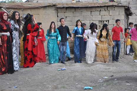 Yüksekova'da 28.29.05.2011 tarihleri arasında evlenen çiftleri sizler için sayfamıza taşıdık. Yüksekova Güncel olarak tüm çiftlerimize mutluluklar dileriz. Foto: Yaşar Kaplan