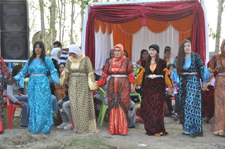 Yüksekova'da 28.29.05.2011 tarihleri arasında evlenen çiftleri sizler için sayfamıza taşıdık. Yüksekova Güncel olarak tüm çiftlerimize mutluluklar dileriz. Foto: Yaşar Kaplan