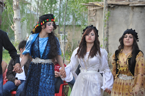 Yüksekova'da 28.29.05.2011 tarihleri arasında evlenen çiftleri sizler için sayfamıza taşıdık. Yüksekova Güncel olarak tüm çiftlerimize mutluluklar dileriz. Foto: Yaşar Kaplan