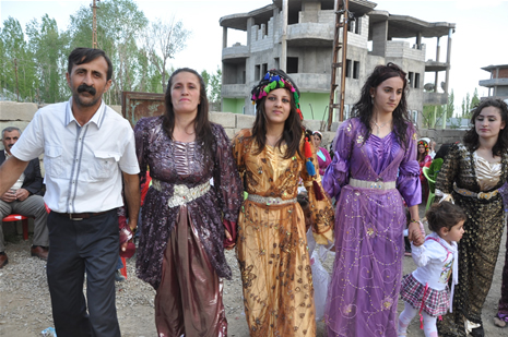 Yüksekova'da 28.29.05.2011 tarihleri arasında evlenen çiftleri sizler için sayfamıza taşıdık. Yüksekova Güncel olarak tüm çiftlerimize mutluluklar dileriz. Foto: Yaşar Kaplan