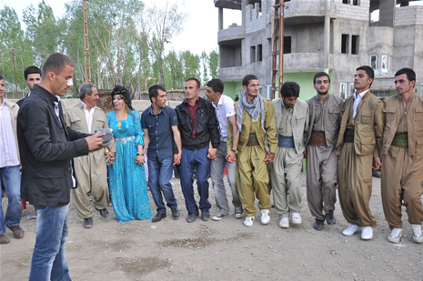 Yüksekova'da 28.29.05.2011 tarihleri arasında evlenen çiftleri sizler için sayfamıza taşıdık. Yüksekova Güncel olarak tüm çiftlerimize mutluluklar dileriz. Foto: Yaşar Kaplan