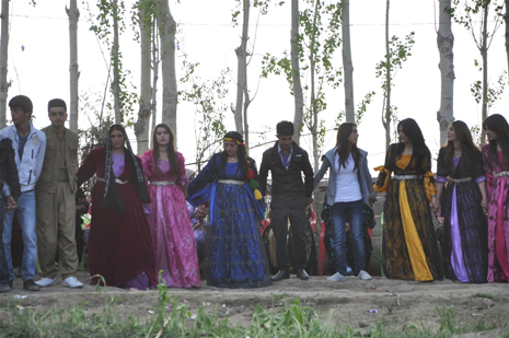 Yüksekova'da 28.29.05.2011 tarihleri arasında evlenen çiftleri sizler için sayfamıza taşıdık. Yüksekova Güncel olarak tüm çiftlerimize mutluluklar dileriz. Foto: Yaşar Kaplan