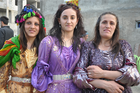 Yüksekova'da 28.29.05.2011 tarihleri arasında evlenen çiftleri sizler için sayfamıza taşıdık. Yüksekova Güncel olarak tüm çiftlerimize mutluluklar dileriz. Foto: Yaşar Kaplan