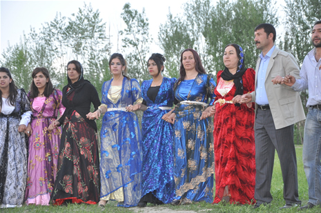 Yüksekova'da 28.29.05.2011 tarihleri arasında evlenen çiftleri sizler için sayfamıza taşıdık. Yüksekova Güncel olarak tüm çiftlerimize mutluluklar dileriz. Foto: Yaşar Kaplan