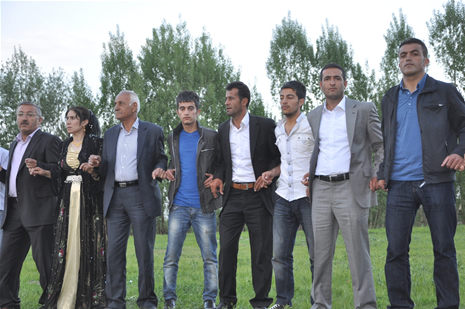 Yüksekova'da 28.29.05.2011 tarihleri arasında evlenen çiftleri sizler için sayfamıza taşıdık. Yüksekova Güncel olarak tüm çiftlerimize mutluluklar dileriz. Foto: Yaşar Kaplan