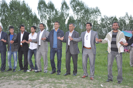 Yüksekova'da 28.29.05.2011 tarihleri arasında evlenen çiftleri sizler için sayfamıza taşıdık. Yüksekova Güncel olarak tüm çiftlerimize mutluluklar dileriz. Foto: Yaşar Kaplan