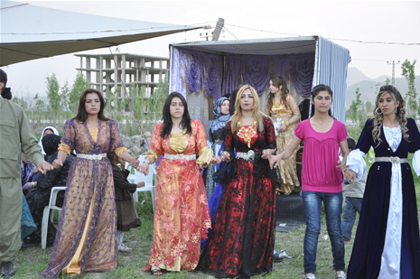 Yüksekova'da 28.29.05.2011 tarihleri arasında evlenen çiftleri sizler için sayfamıza taşıdık. Yüksekova Güncel olarak tüm çiftlerimize mutluluklar dileriz. Foto: Yaşar Kaplan