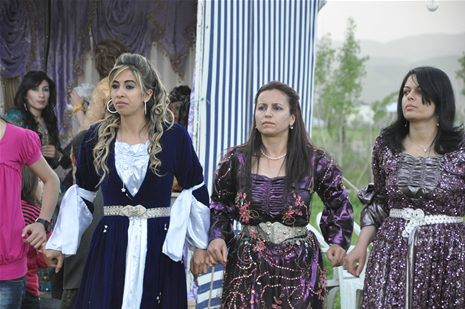 Yüksekova'da 28.29.05.2011 tarihleri arasında evlenen çiftleri sizler için sayfamıza taşıdık. Yüksekova Güncel olarak tüm çiftlerimize mutluluklar dileriz. Foto: Yaşar Kaplan