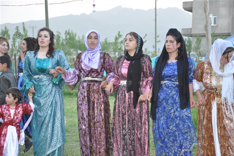 Yüksekova'da 28.29.05.2011 tarihleri arasında evlenen çiftleri sizler için sayfamıza taşıdık. Yüksekova Güncel olarak tüm çiftlerimize mutluluklar dileriz. Foto: Yaşar Kaplan