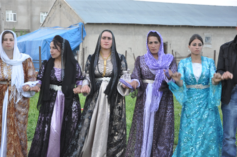 Yüksekova'da 28.29.05.2011 tarihleri arasında evlenen çiftleri sizler için sayfamıza taşıdık. Yüksekova Güncel olarak tüm çiftlerimize mutluluklar dileriz. Foto: Yaşar Kaplan