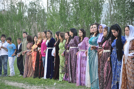 Yüksekova'da 28.29.05.2011 tarihleri arasında evlenen çiftleri sizler için sayfamıza taşıdık. Yüksekova Güncel olarak tüm çiftlerimize mutluluklar dileriz. Foto: Yaşar Kaplan