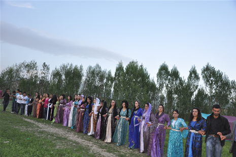 Yüksekova'da 28.29.05.2011 tarihleri arasında evlenen çiftleri sizler için sayfamıza taşıdık. Yüksekova Güncel olarak tüm çiftlerimize mutluluklar dileriz. Foto: Yaşar Kaplan