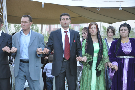 Yüksekova'da 28.29.05.2011 tarihleri arasında evlenen çiftleri sizler için sayfamıza taşıdık. Yüksekova Güncel olarak tüm çiftlerimize mutluluklar dileriz. Foto: Yaşar Kaplan