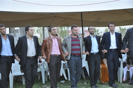 Yüksekova'da 28.29.05.2011 tarihleri arasında evlenen çiftleri sizler için sayfamıza taşıdık. Yüksekova Güncel olarak tüm çiftlerimize mutluluklar dileriz. Foto: Yaşar Kaplan