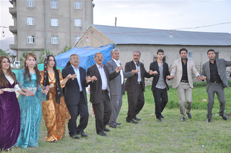 Yüksekova'da 28.29.05.2011 tarihleri arasında evlenen çiftleri sizler için sayfamıza taşıdık. Yüksekova Güncel olarak tüm çiftlerimize mutluluklar dileriz. Foto: Yaşar Kaplan