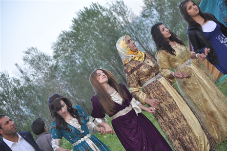 Yüksekova'da 28.29.05.2011 tarihleri arasında evlenen çiftleri sizler için sayfamıza taşıdık. Yüksekova Güncel olarak tüm çiftlerimize mutluluklar dileriz. Foto: Yaşar Kaplan