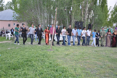 Yüksekova'da 28.29.05.2011 tarihleri arasında evlenen çiftleri sizler için sayfamıza taşıdık. Yüksekova Güncel olarak tüm çiftlerimize mutluluklar dileriz. Foto: Yaşar Kaplan