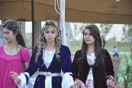 Yüksekova'da 28.29.05.2011 tarihleri arasında evlenen çiftleri sizler için sayfamıza taşıdık. Yüksekova Güncel olarak tüm çiftlerimize mutluluklar dileriz. Foto: Yaşar Kaplan