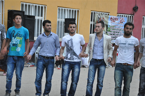 Yüksekova'da 28.29.05.2011 tarihleri arasında evlenen çiftleri sizler için sayfamıza taşıdık. Yüksekova Güncel olarak tüm çiftlerimize mutluluklar dileriz. Foto: Yaşar Kaplan