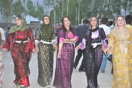 Yüksekova'da 28.29.05.2011 tarihleri arasında evlenen çiftleri sizler için sayfamıza taşıdık. Yüksekova Güncel olarak tüm çiftlerimize mutluluklar dileriz. Foto: Yaşar Kaplan